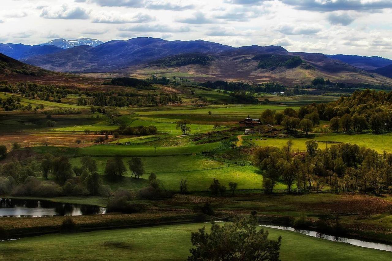 Spectacular Mountain View Ecopod Villa Newtonmore Exteriör bild