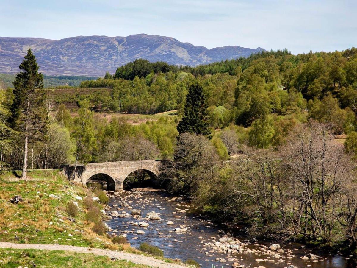 Spectacular Mountain View Ecopod Villa Newtonmore Exteriör bild