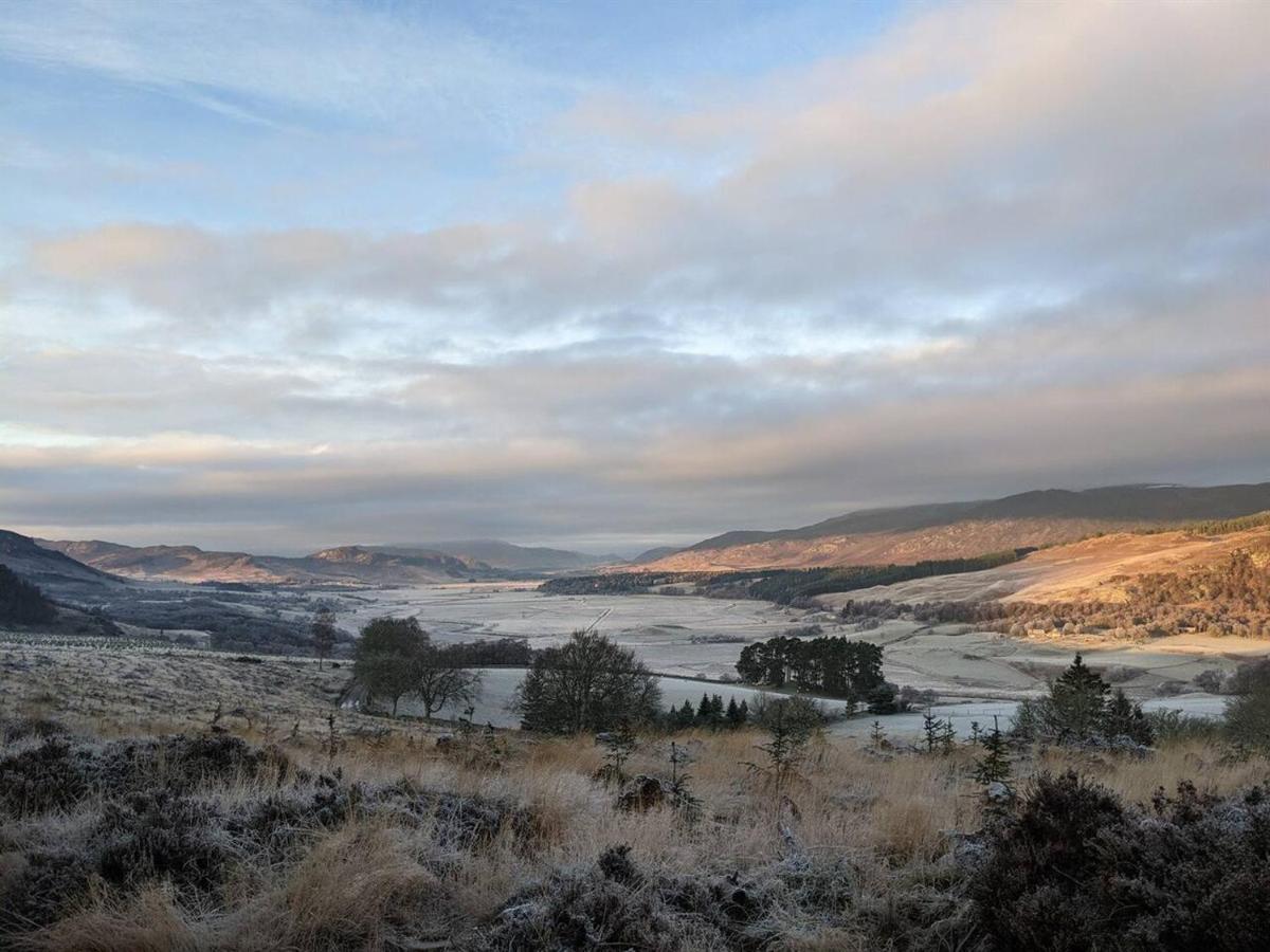 Spectacular Mountain View Ecopod Villa Newtonmore Exteriör bild