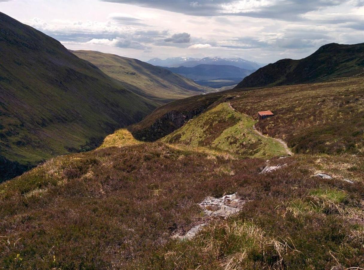 Spectacular Mountain View Ecopod Villa Newtonmore Exteriör bild